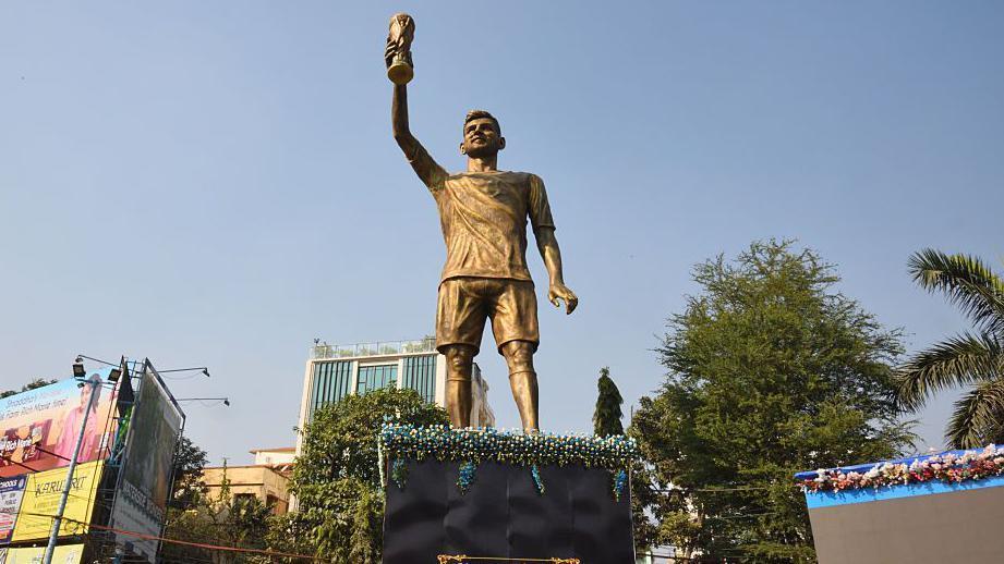 From Tribute to Threat: Wind forces India to pull down Lionel Messi statue