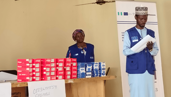 IOM strengthens community early warning network in Katsina with mobile phone donations