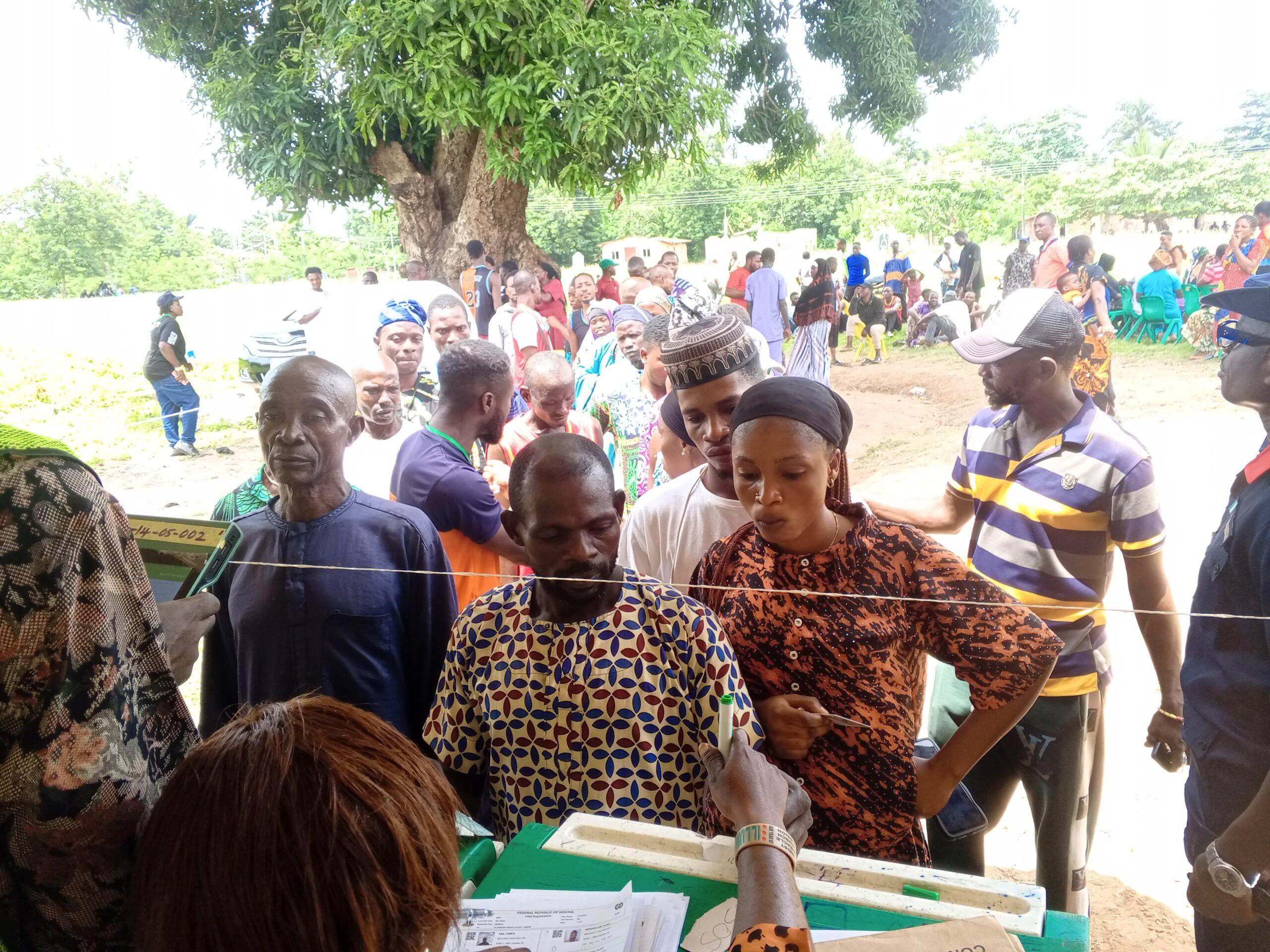 #EkitiDecides2026: Low voter turnout in Ilawe-Ekiti as BVAS challenge hits Ado-Ekiti polling unit