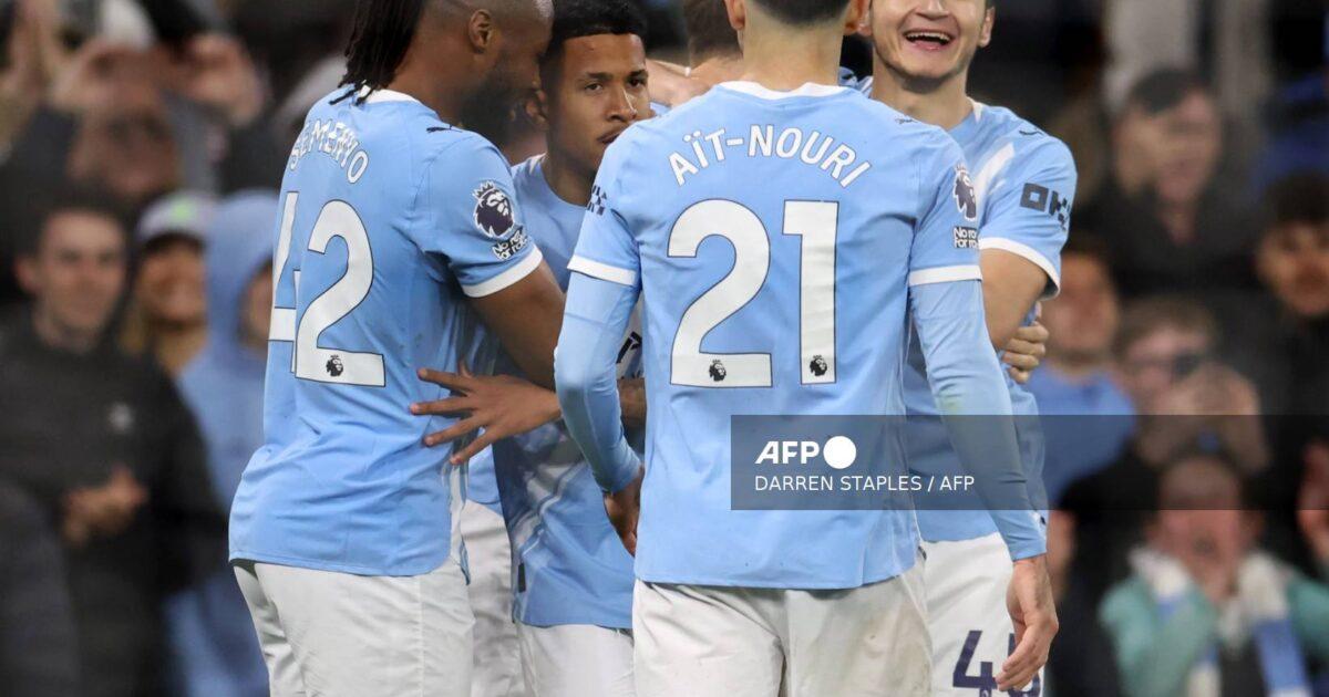 Man City beat Palace 3-0 to keep pressure on Arsenal