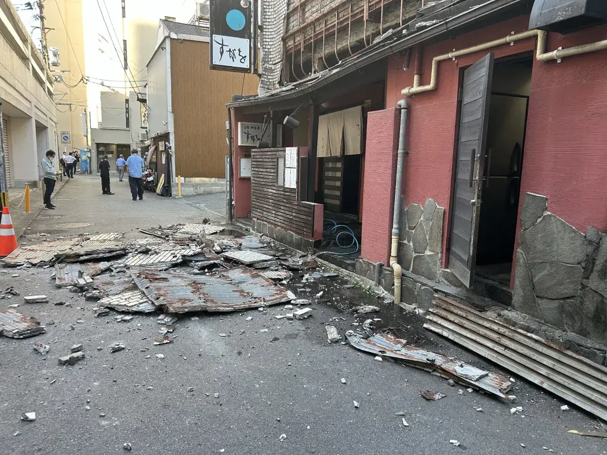 Many trapped in shopping mall as earthquake rocks Japan
